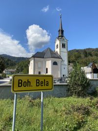 Die Kirche der hl. Marjeta gleich am Dorfeingang