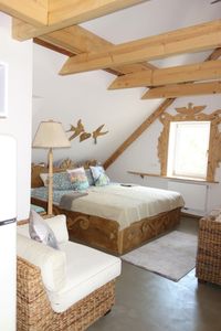 studio loft bed sitzecke lampe