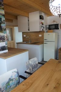 Studio Loft, Guesthouse Sabine, voll ausgestattete Kittchenette mit Insel